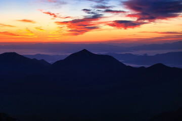 朝焼けの北アルプスの常念岳