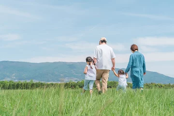 Foto op Canvas 春・夏に公園・草原を歩く家族・ファミリーの後ろ姿（子供・両親・移住・田舎暮らし）  © buritora