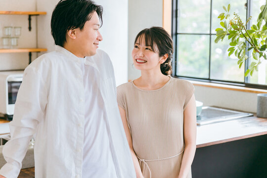 マイホームのキッチン・ダイニングにいる笑顔の日本人夫婦・カップル・恋人
