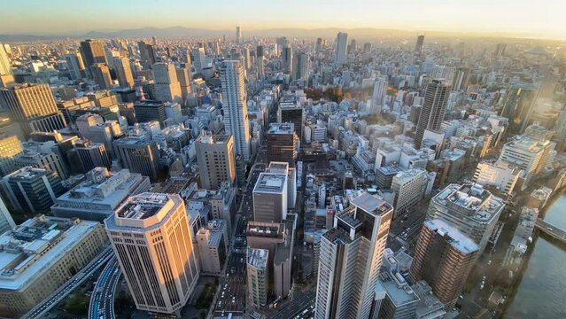 都会のビル群を見下ろす