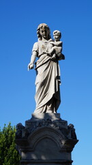 Fototapeta premium Discover the captivating architecture of the Christopher Columbus Necropolis in Havana, Cuba. Sample of funerary art and the rich heritage of Cuban history