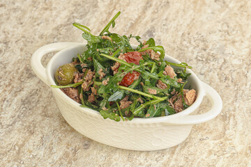 Salad with tuna and rucola