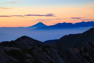 北アルプスの大天井岳から眺めた朝焼けの富士山 - obrazy, fototapety, plakaty
