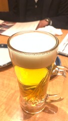 ジョッキに注ぐ　生ビールの泡
