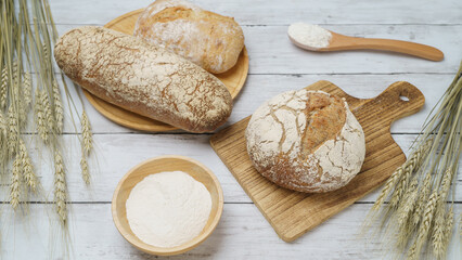 ハード系のパン・イメージ｜小麦粉と小麦の穂