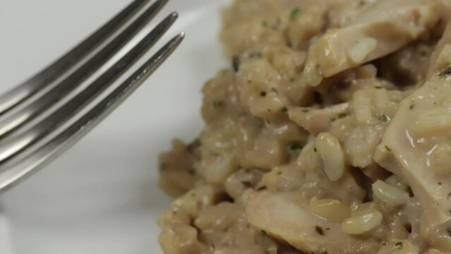 assiette de risotto au poulet et champignons