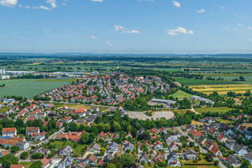 Blick über die Gemeinde Mertingen nach Osten ins Lechtal