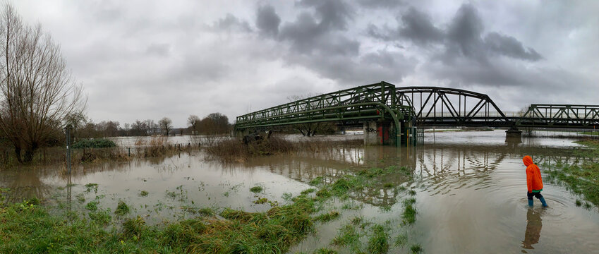 Hochwasser an der Ruhr - Gelbe Br&uuml;cke bei Wandhofen