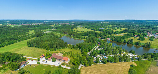 Die Naherholungsregion am Hubersee bei Penzberg in Oberbayern im Luftbild