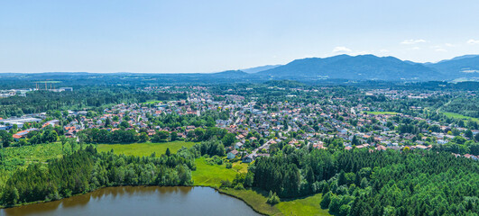 Panoramablick auf Penzberg in Oberbayern, vom Huberer Weiher aus gesehen © ARochau