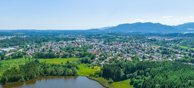 Panoramablick auf Penzberg in Oberbayern, vom Huberer Weiher aus gesehen