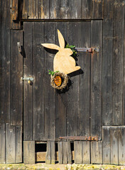Dekoosterhase auf alter Stallt&uuml;r