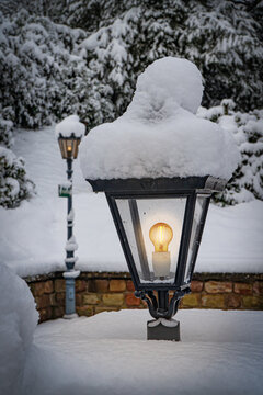 Alte schneebedeckte, leuchtende Lampe 
