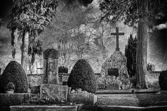 Alter Friedhof in schwarzwei&szlig;