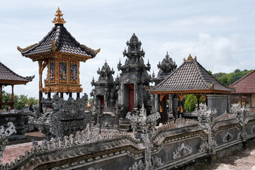 Obraz premium View of traditional Balinese hindu temple on sunny day. Tanglad village, Nusa Penida, Indonesia.