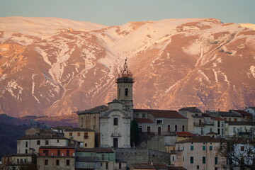 Colledimezzo, un piccolo villaggio della Val di Sangro nell'entroterra abruzzese con il gruppo della Maiella parzialmente innevato alle spalle in un suggestivo mattino invernale.