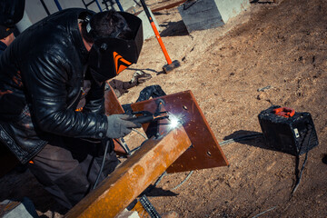 Welder works with metal, robot welder - obrazy, fototapety, plakaty