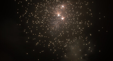 Spektakuläres Neujahrsfeuerwerk am dunklen Nachthimmel