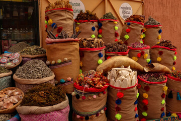 Bunte Gewürze in Marakkesch Marokko