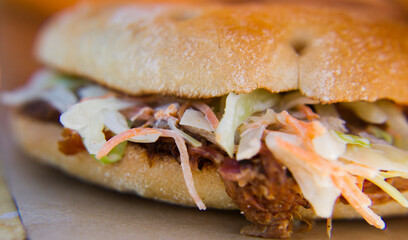 Verlockende Nahaufnahme eines saftigen Hamburgers