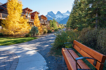 Walking trail in residential area. Town of Canmore street view in fall season. Alberta, Canada. - obrazy, fototapety, plakaty