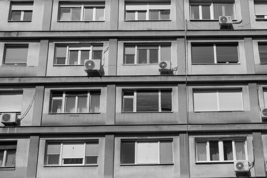 Bloque de edificios en blanco y negro