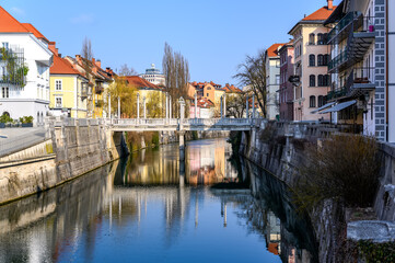 Obraz premium Ljubljanica river across Ljubljana with bridges and historic architecture