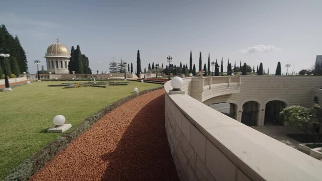 Walking inside Bahai Garden on sunny day, Haifa
Beautifull sunny day at Bahai Garden,Haifa,israel,December,20, 2023
