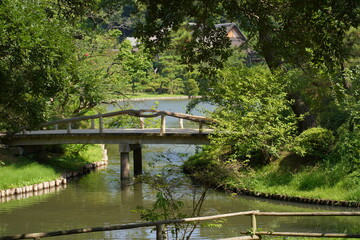 日本の横浜にある日本庭園。橋のある風景。