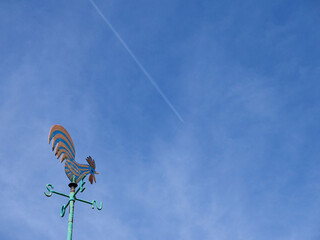 Girouette coq sur fond de ciel bleu