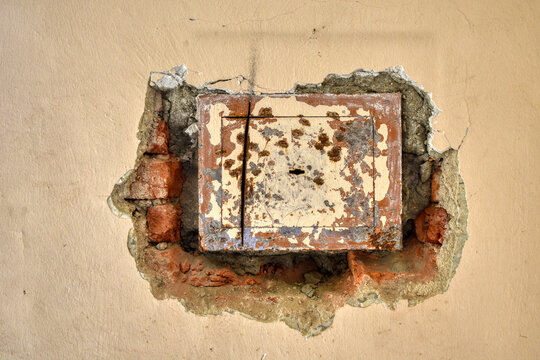 Safe, Zimmersafe, aufgeschnitten, Hotelsafe, verschlossen, einbrechen, aufbrechen, Flex, Schnitt, aufgeschnitten, erfolglos, Wandsafe, Wand, Metall, Stahl, Mauer, eingemauert, stemmen, entfernen, verg