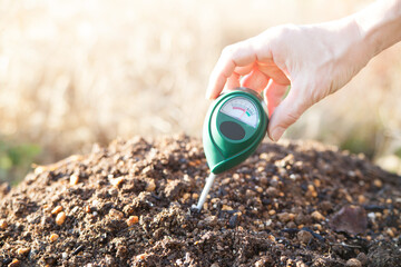 土壌酸度計で畑の酸度を測定する