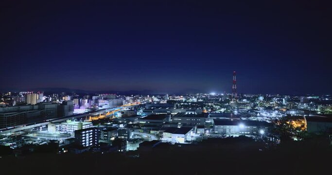 山の上から見える夕方の北九州の工場地帯