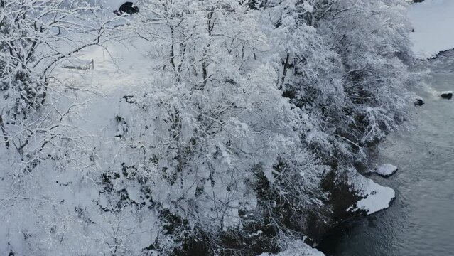 ドローン映像：真っ白な雪に覆われた雪国の風景