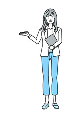 案内をする女性ビジネスパーソン