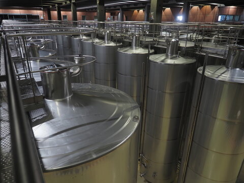 Bidones de acero para deposito de vino, en bodega