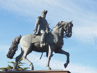 Fototapeta na wymiar Estatua de cascorro en parque de Logroño