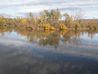 Reflejo del agua en el lago