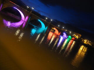 Puente iluminado con luces de colores en diagonal