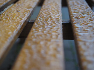 Detalle de gotas de agua en banco de madera
