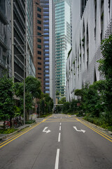 Obraz premium City skyline featuring Empty Central business district road, Singapore