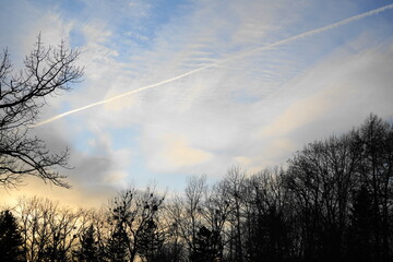 冬の空に横に伸びる雲が現れた瞬間