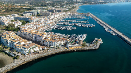 bonita vista aérea de puerto banús en la provincia de Málaga, España