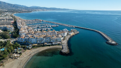 bonita vista aérea de puerto banús en la provincia de Málaga, España - obrazy, fototapety, plakaty