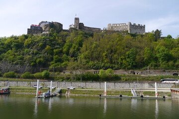 Boote und Rhein vor Burg Rheinfels in Sankt Goar