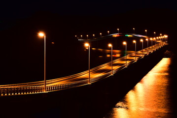山口県の角島大橋の夜