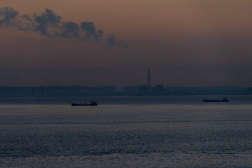周防灘の船影と明けゆく空と街の影20231121