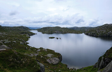 Fototapeta na wymiar lake and mountains in norway