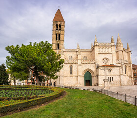 Fototapeta na wymiar Church of Santa Maria de la Antigua in the historic centre of the medieval city of Valladolid.