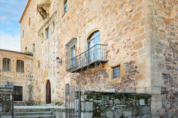 Fototapeta na wymiar Ancient spanish building with wrought iron balcony